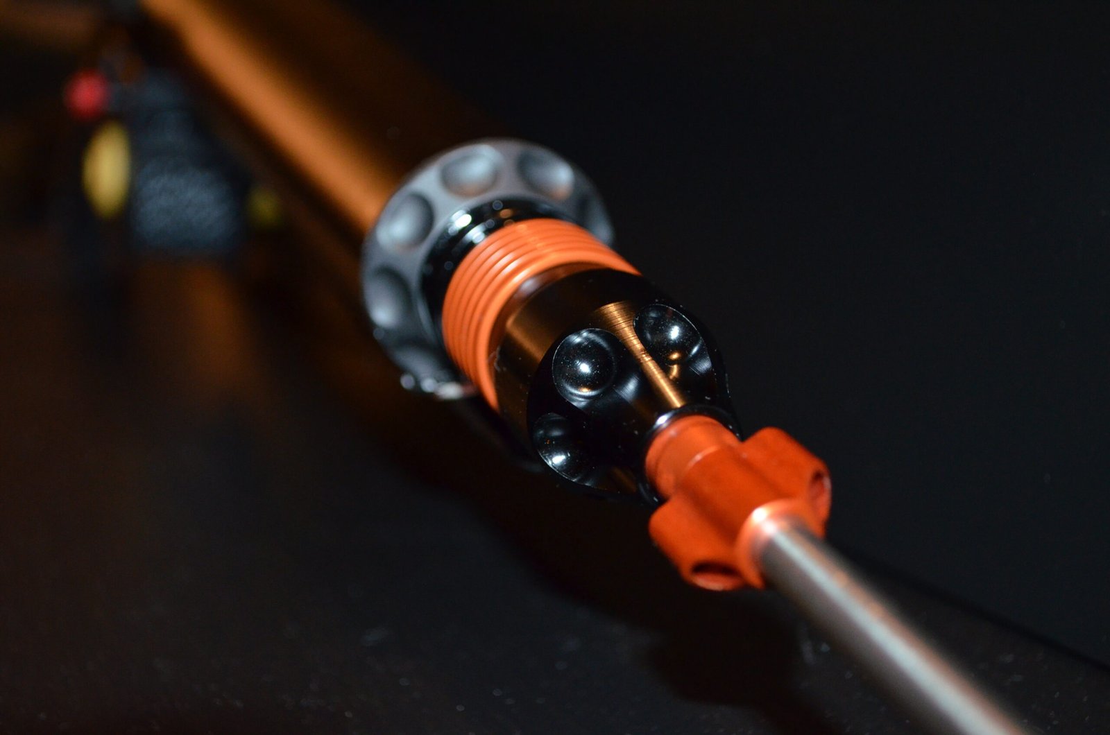 HydroStop 7 mm strėlei , pagamintas iš aliuminio lydinio ir anodavimo metu padengtas blizgiai oranžine spalva.